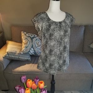 BNWT Ricki's black and white blouse with ruffle cap sleeves and scoop neck. Sz.8